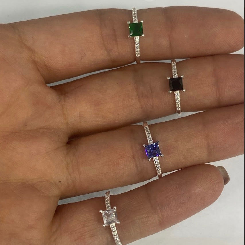 Anillos de compromiso brillos del arcoíris