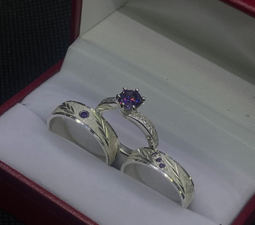 SET DE ARGOLLAS DE MATRIMONIO CON ANILLO DE COMPROMISO ESENCIA PÚRPURA REF 5671