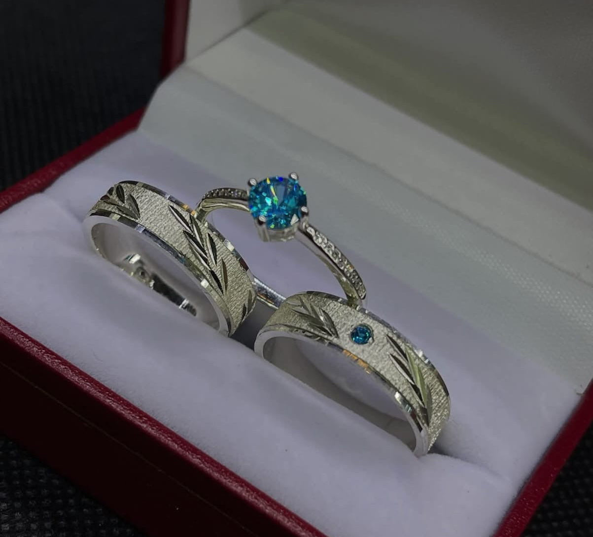 SET DE ARGOLLAS DE MATRIMONIO CON ANILLO DE COMPROMISO PROMESA CELESTIAL REF 5676