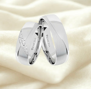 Argollas satinado y liso brillante con zircon Suizo blanco  en curva