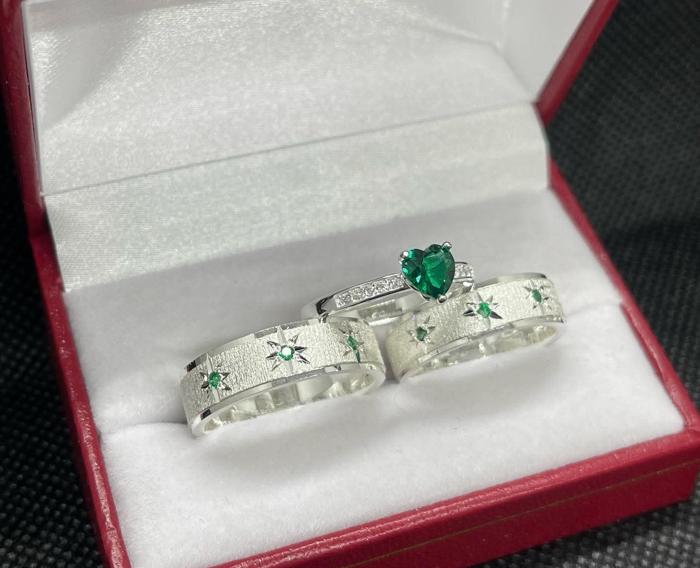 SET DE ARGOLLAS DE MATRIMONIO CON ANILLO DE COMPROMISO BRILLO VERDE REF 5669