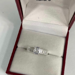 Anillo de compromiso radiante promesa