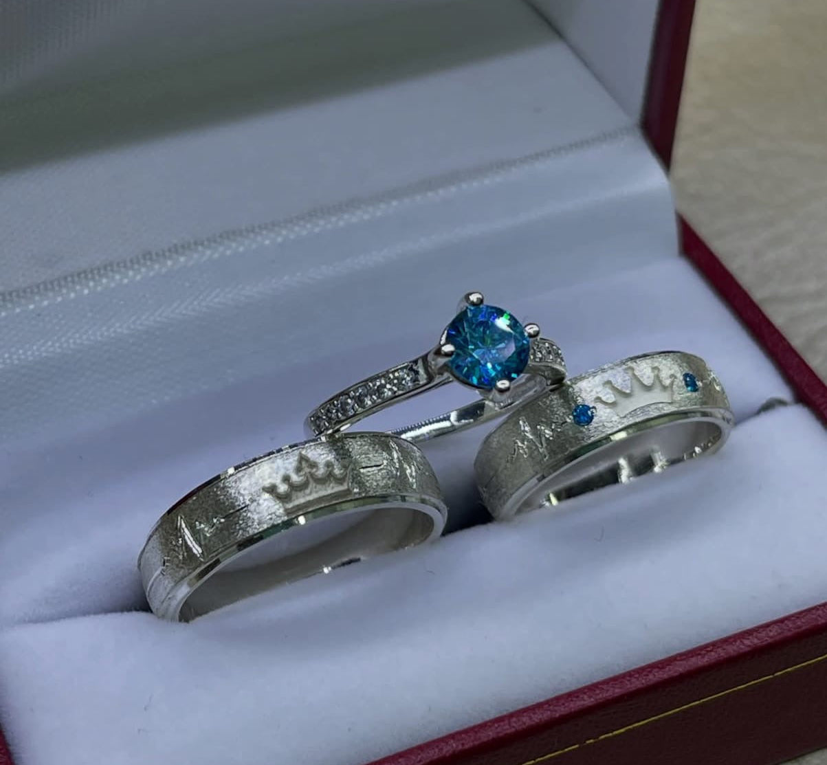 SET DE ARGOLLAS DE MATRIMONIO CON ANILLO DE COMPROMISO AMOR CELESTE REF 5675