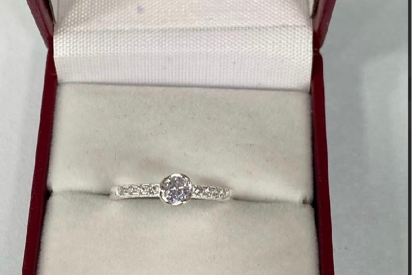 Anillo de compromiso clara elegancia