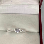 Anillo de compromiso clara elegancia